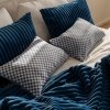 Marineblaues Set aus 4 dekorativen Kissen + Tagesdecke für das Schlafzimmer: Colet + Mosaica.